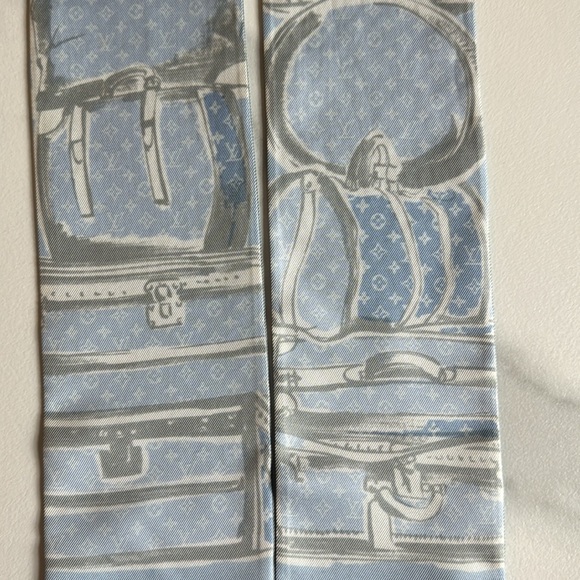 AUTHENTIC Louis Vuitton Bandeau Twilly silk scarf- Trunks BL. Ciel. Item M70456 - Picture 5 of 16